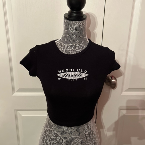 5/$25 garage stormy cropped tee - Picture 3 of 3